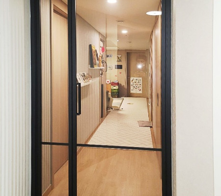 현관중문 교체로 집 가치 UP! 수원인테리어 전문가의 중문도어 시공 성공사례