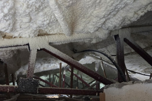 철골트러스까지 꼼꼼하게! 안성 지붕 내부 우레탄폼 단열 시공 사례