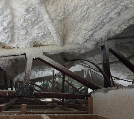 철골트러스까지 꼼꼼하게! 안성 지붕 내부 우레탄폼 단열 시공 사례